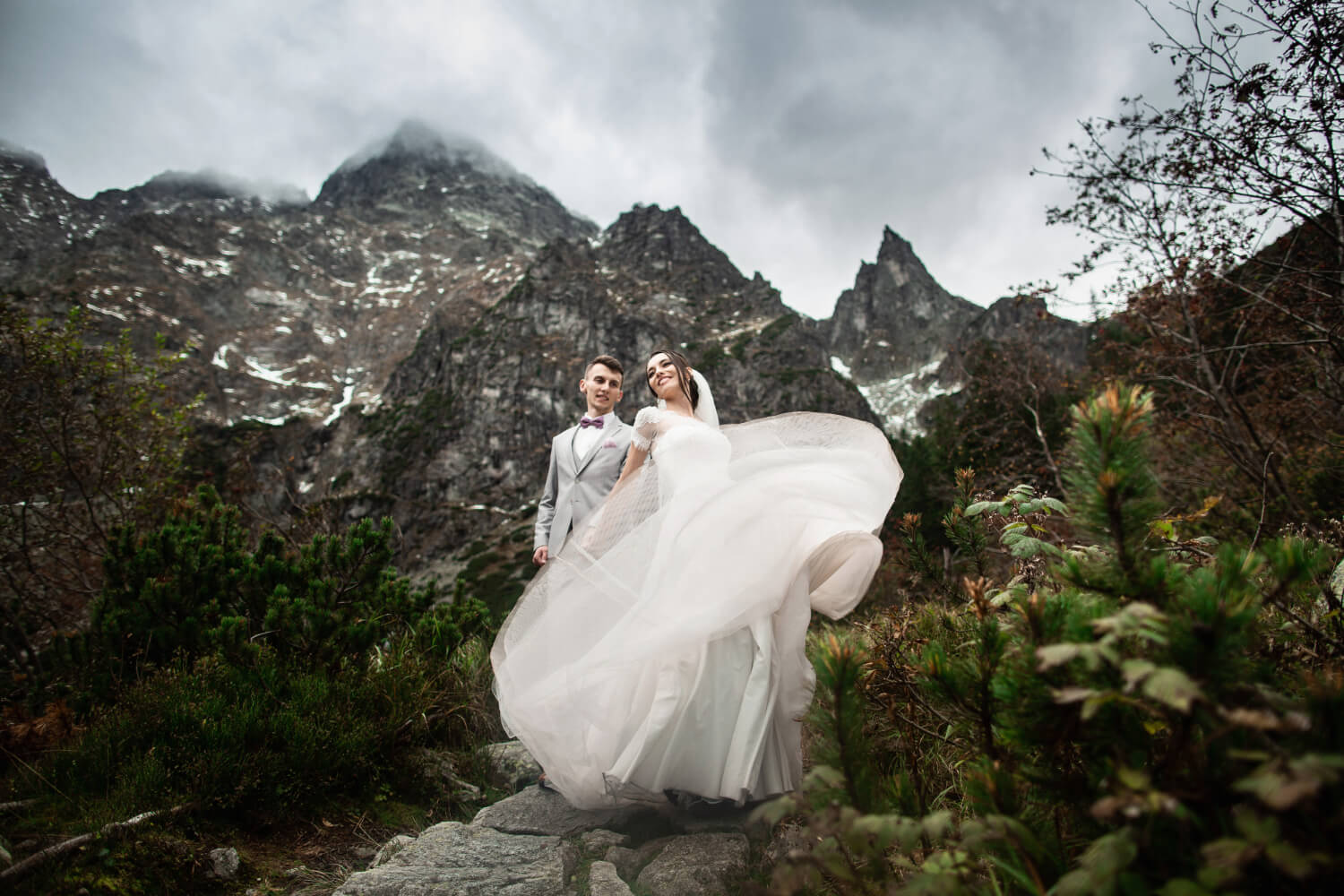 wedding-couple-walking-near-lake-tatra-mountains-poland-morskie-oko(1)